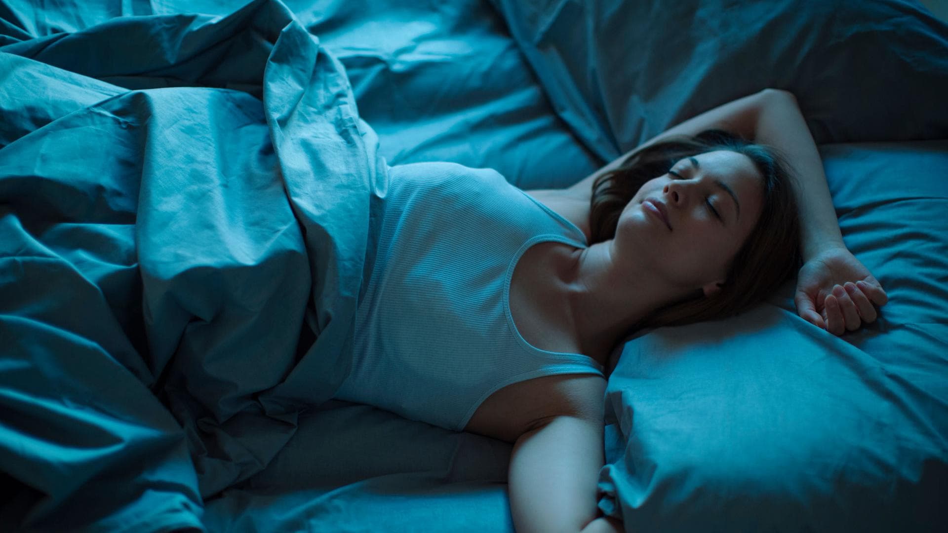 Frau_schläft Frau im Bett schläft