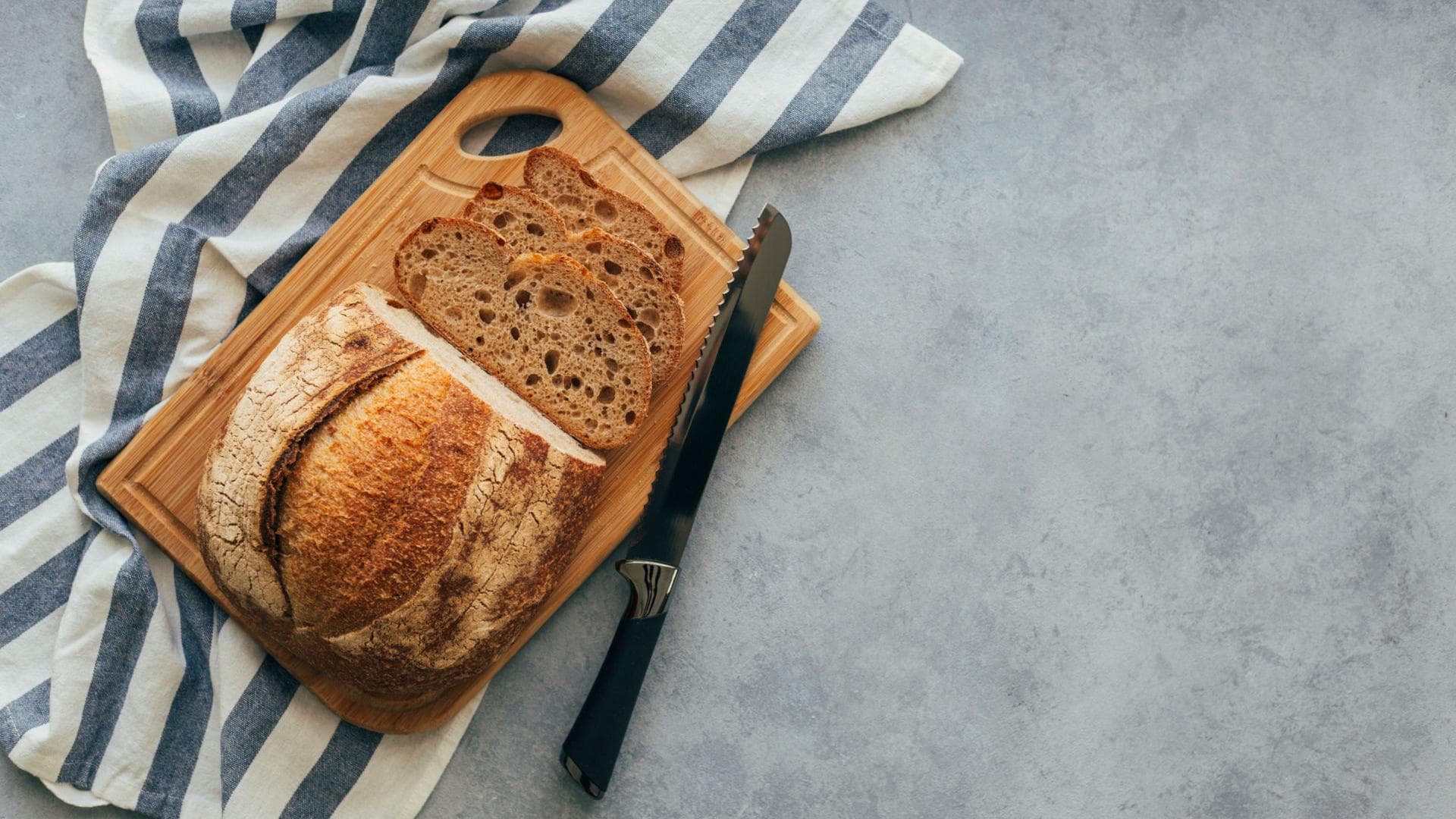 Frisches Brot auf Brett und Handtuch