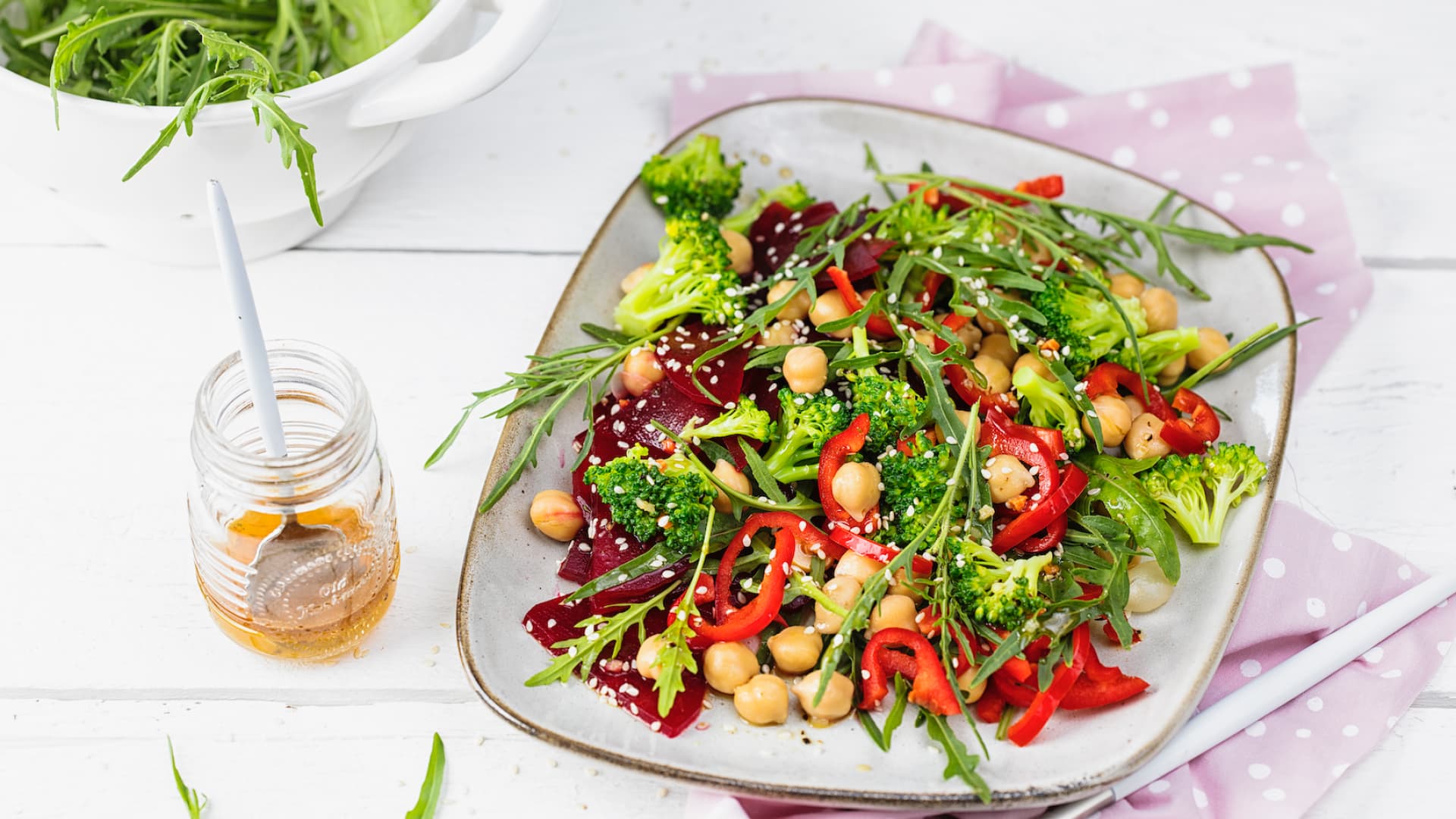 Kichererbsen Gemüse Salat mit Sesamdressing