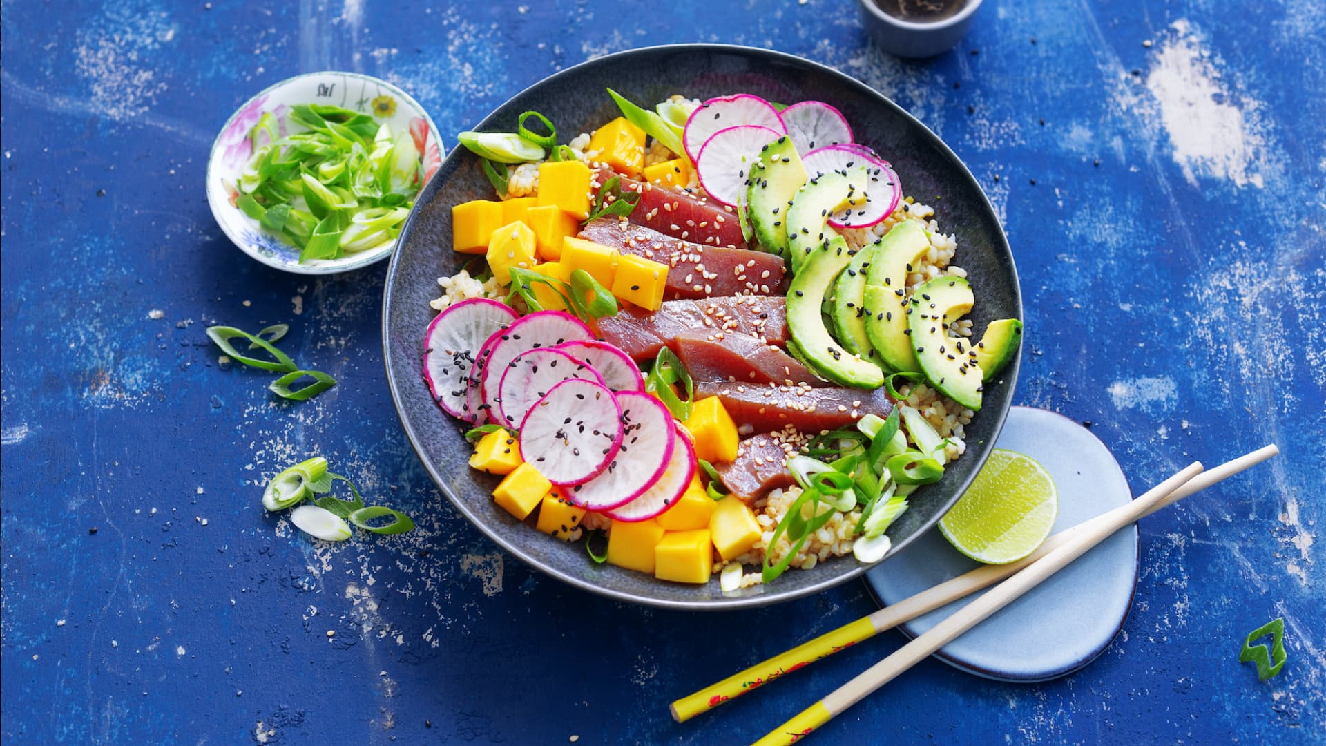 Poke Bowl mit Thunfisch und Sesam Poke Bowl mit Thunfisch und Sesam