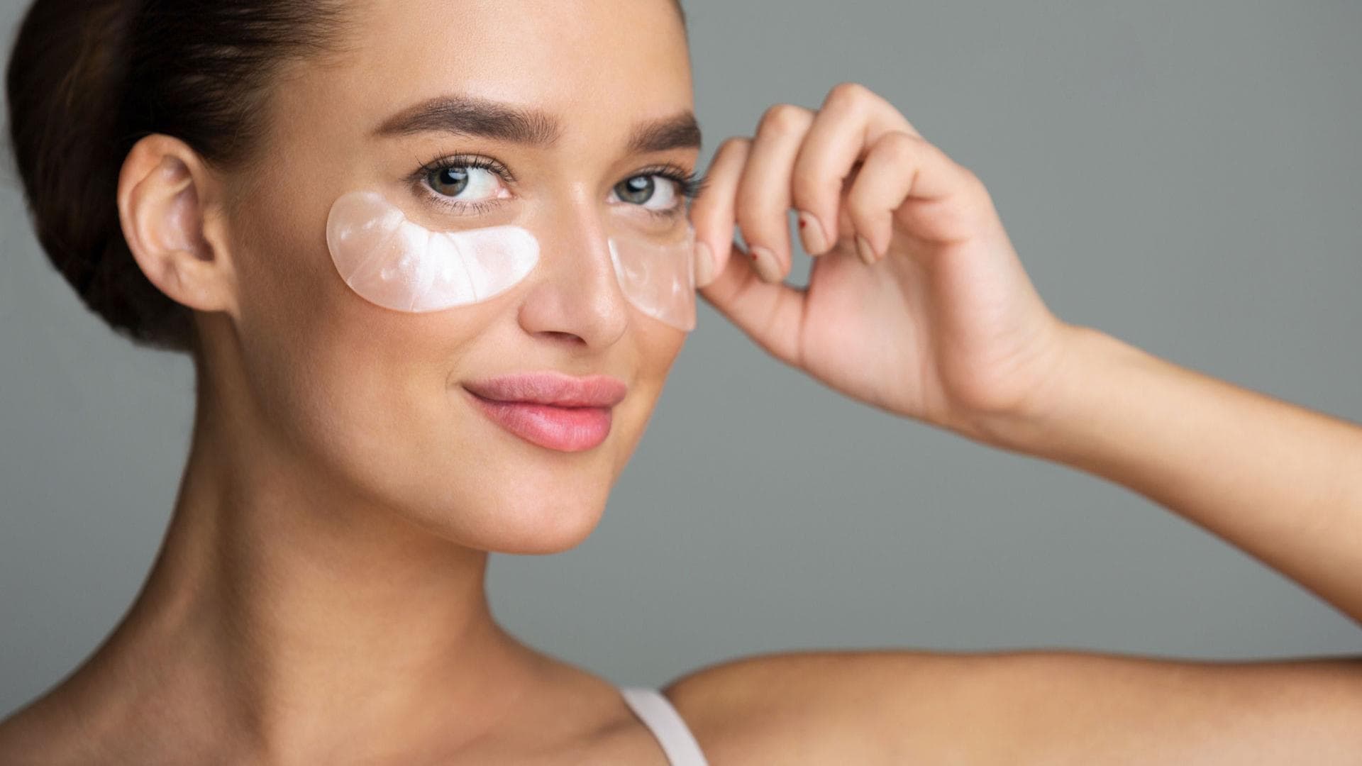 Augenpads-Frau Augenpads sorgen für eine strahlende und pralle Augenpartie.