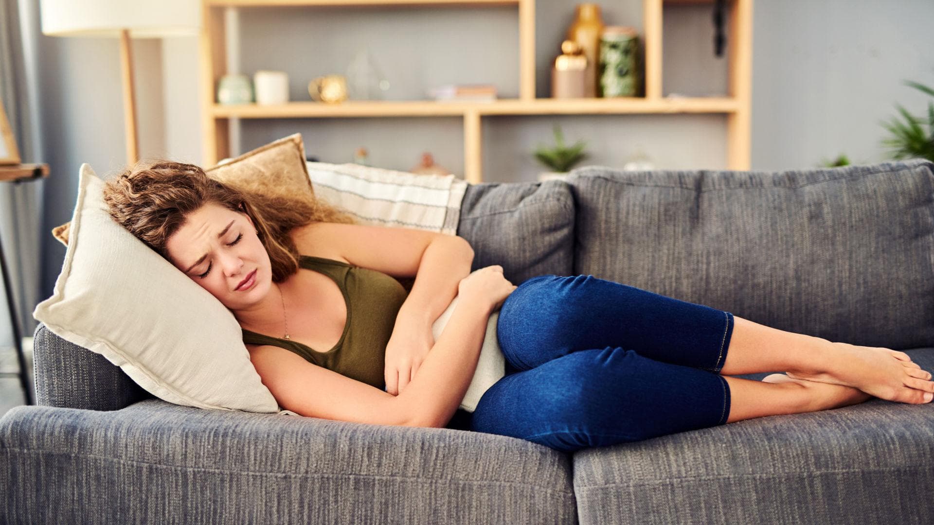 Frau-mit-Unterleibschmerzen Endometriose kann die Lebensqualität enorm beeinträchtigen.