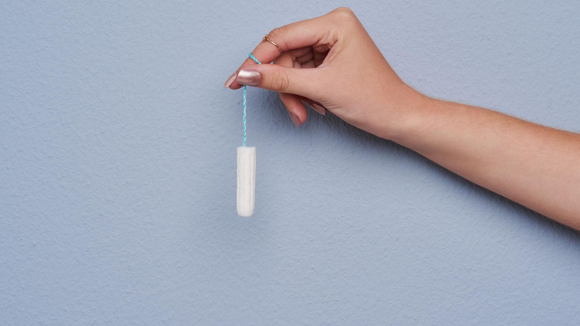 Frau hält Tampon