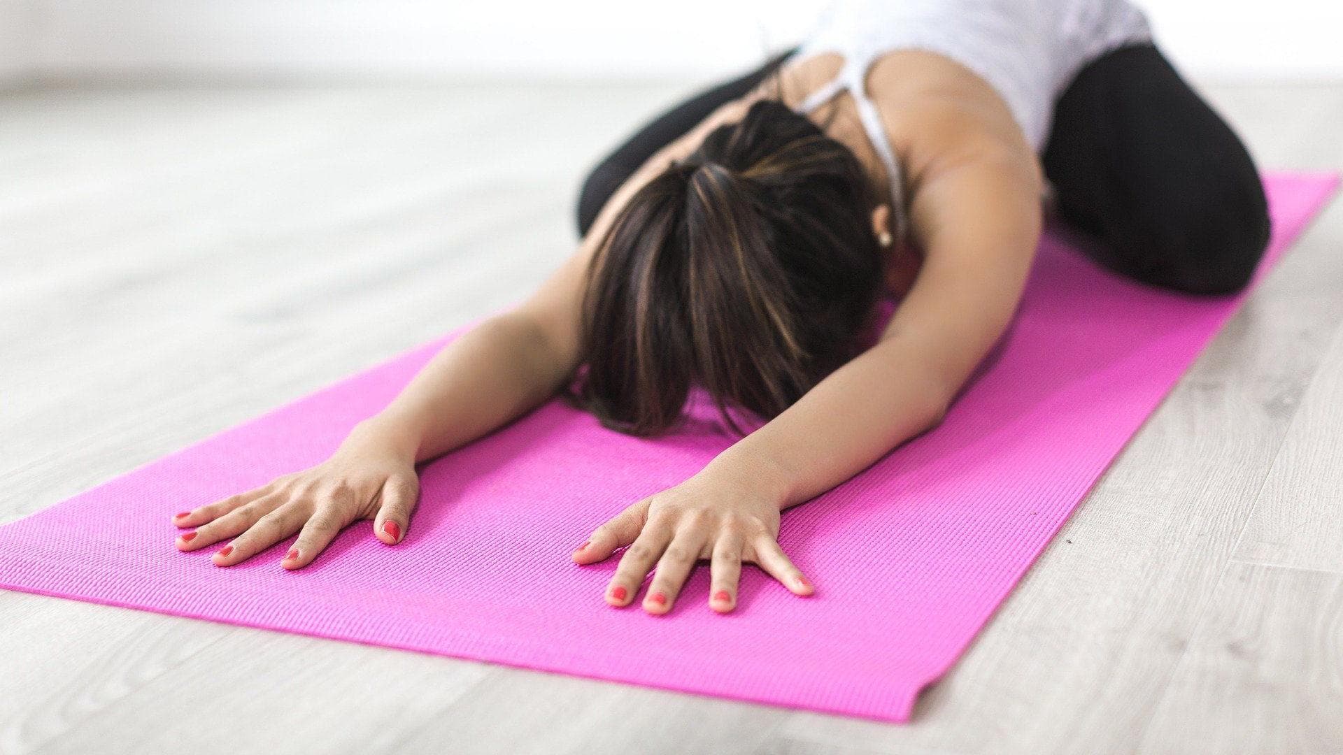 Frau macht Yoga