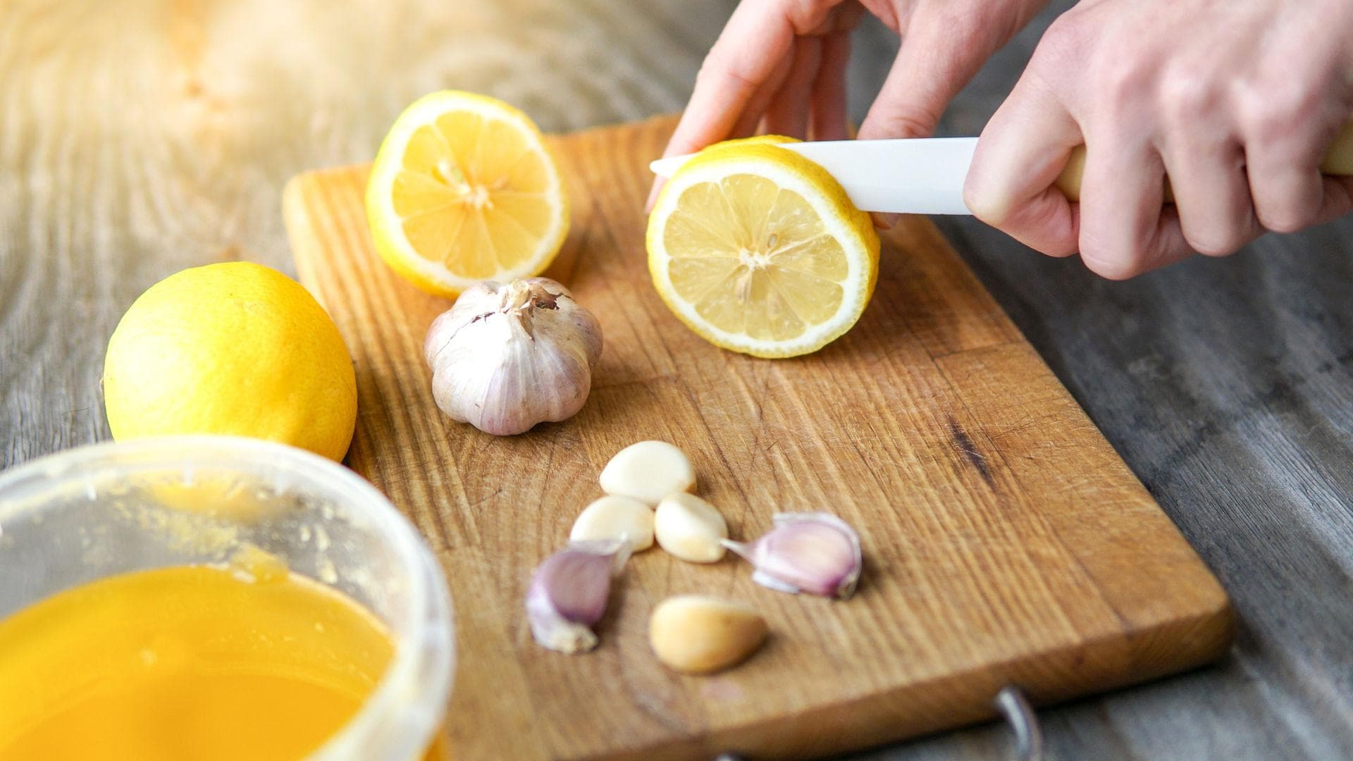 Die Knoblauch-Zitronen-Kur hält gesund.