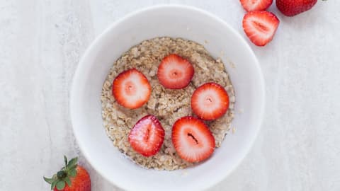 Haferflocken mit Erdbeeren