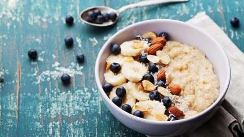 Haferbrei mit Kokosraspeln, Mandeln, Heidelbeeren und Banane