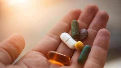 Nahrungsergänzungsmittel können in bestimmten Fällen sinnvoll sein, sollten aber nicht unkritisch konsumiert werden.