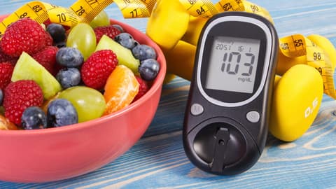 Diabetes Obst mit Blutzuckermessgerät