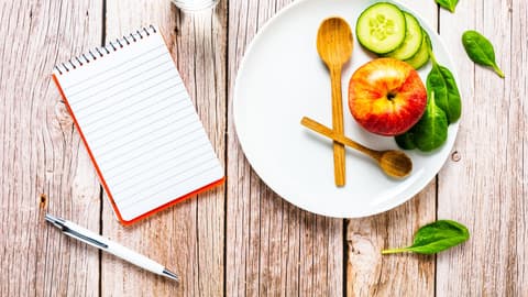 Obst und Gemüse auf einem Teller