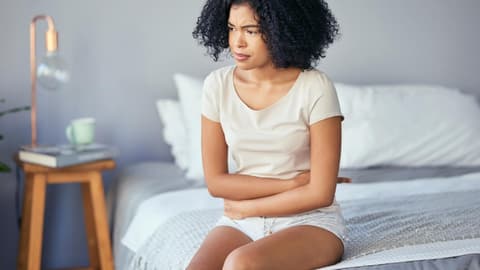 Frau hat Bauchschmerzen nach dem Sex