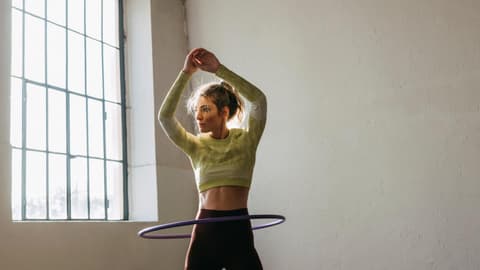 Frau macht Hula-Hoop