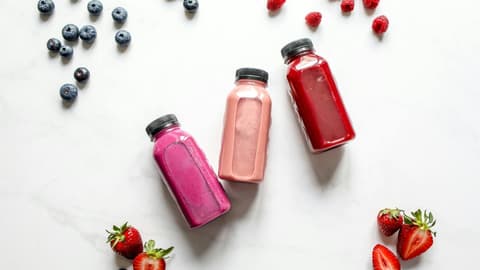 Rote Smoothies in Flaschen