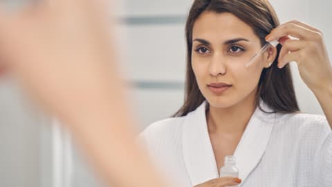 Frau trägt ein Serum auf