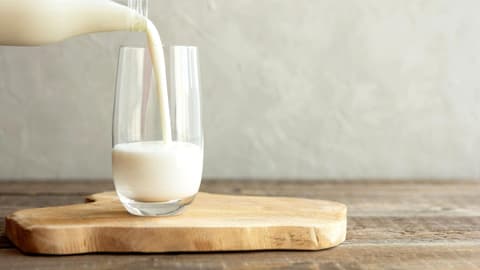 Glas Milch wird eingeschenkt