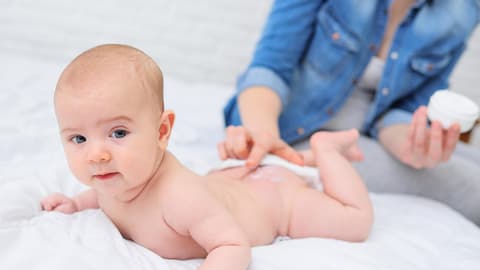 Babypo wird eingecremt