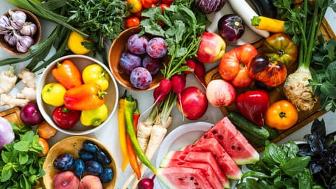 Verschiedene Gemüse-und Obstsorten in Schüsseln