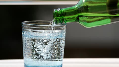 Die deutsche Wassersommelière Fabienne Bogdahn erklärt, wie Mineralwasser zu einem Beauty-Booster, einer Energiequelle und einem bewussten Genussmittel wird.