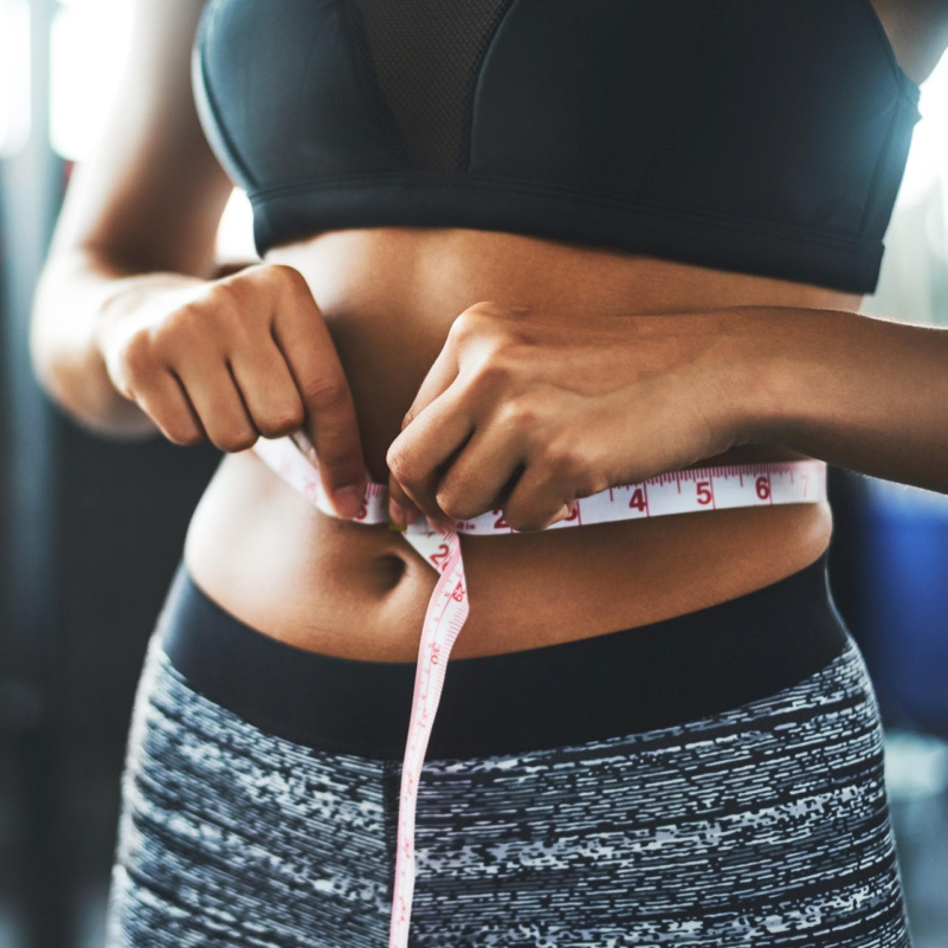 Bei Reverse Dieting wird die Kalorienzufuhr langsam wieder erhöht, um das Gewicht zu halten. Bei Reverse Dieting wird die Kalorienzufuhr langsam wieder erhöht, um das Gewicht zu halten.