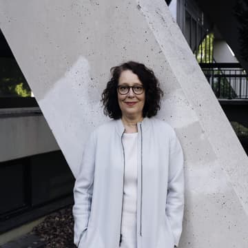 Buchautorin Christina Berndt über Klimaresilienz. Hier posiert sie vor einem Betonbalken