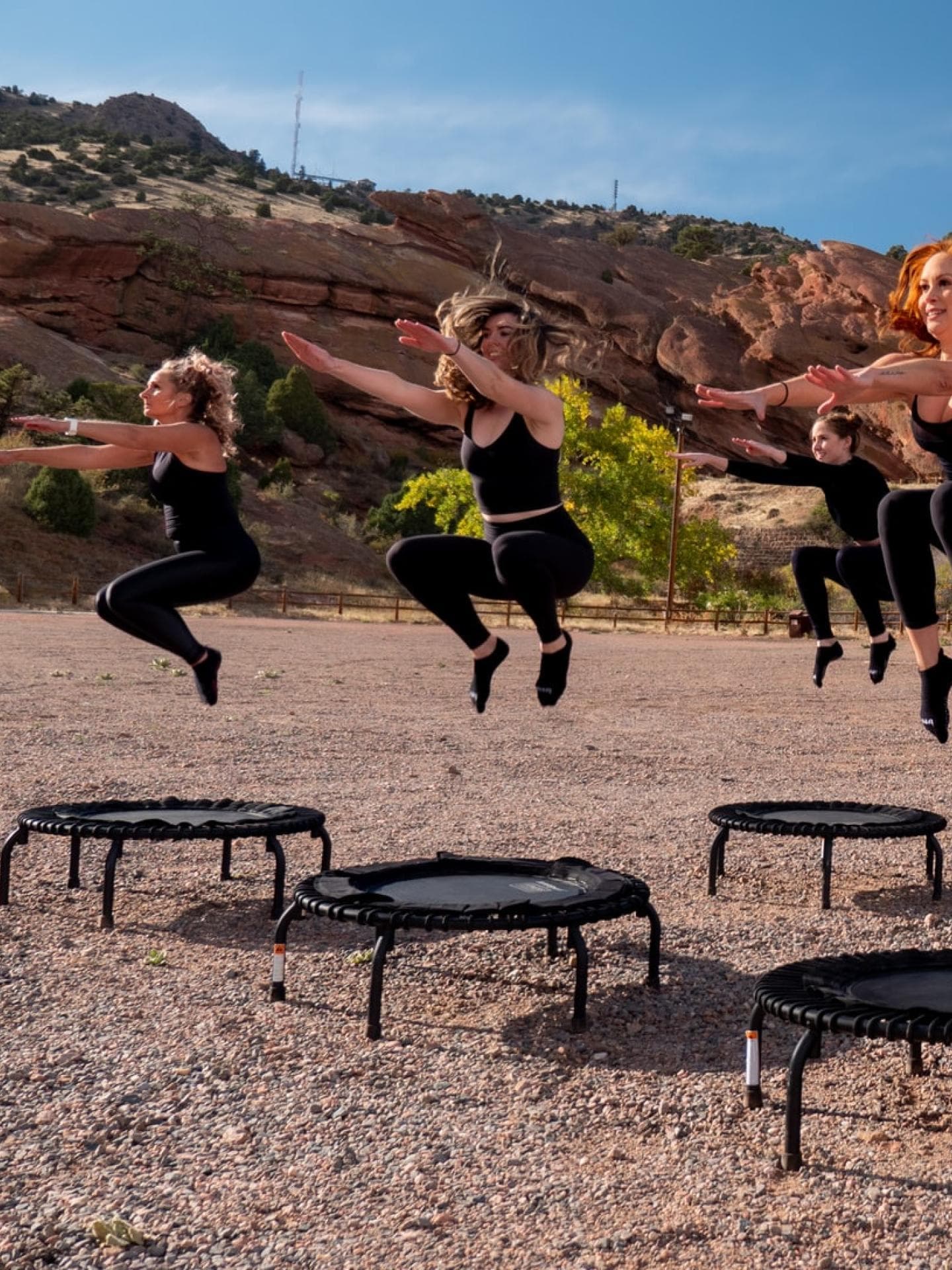 Frauen springen in der Wüste Trampolin