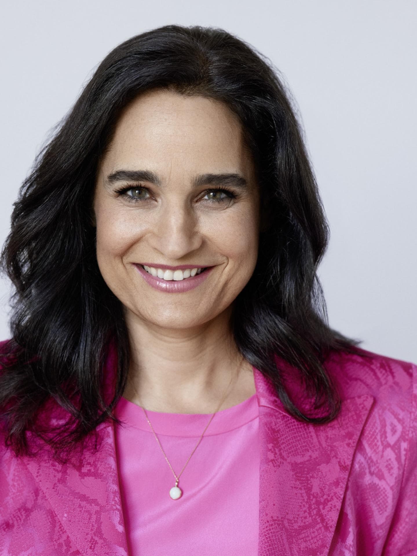 Dr. Yael Adler im Portrait, frontal, lächelnd 