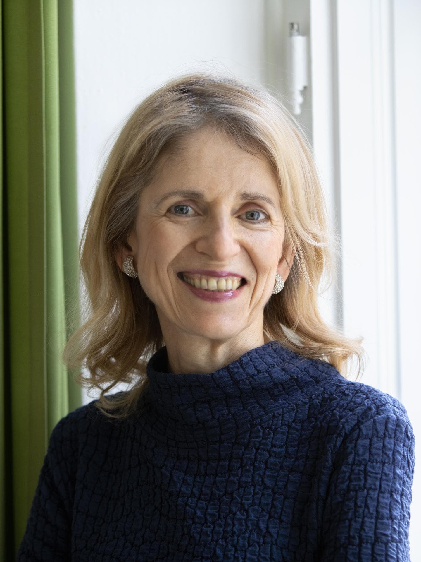 Dr. Karin Michels lächelt freundlich in die Kamera. Sie trägt einen dunkelblauen Pullover.