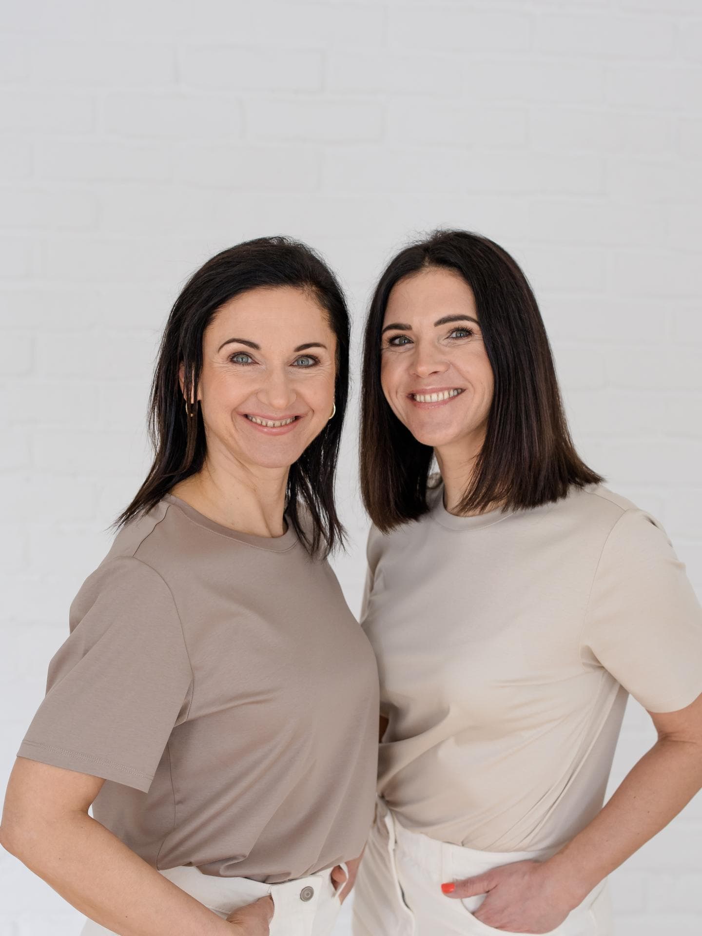 Martina und Milena von stepintomove posieren vor einem neutralen Hintergrund