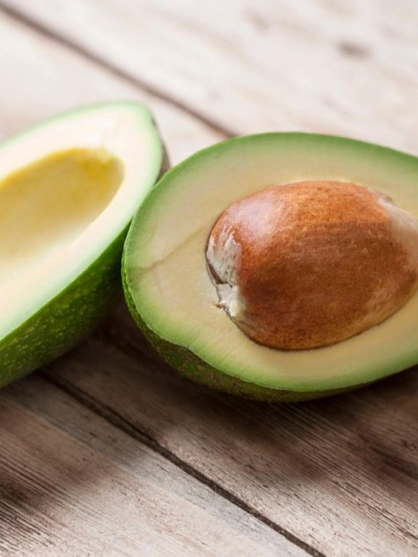 Avocado ist ein beliebtes Superfood und gut für die Haut.