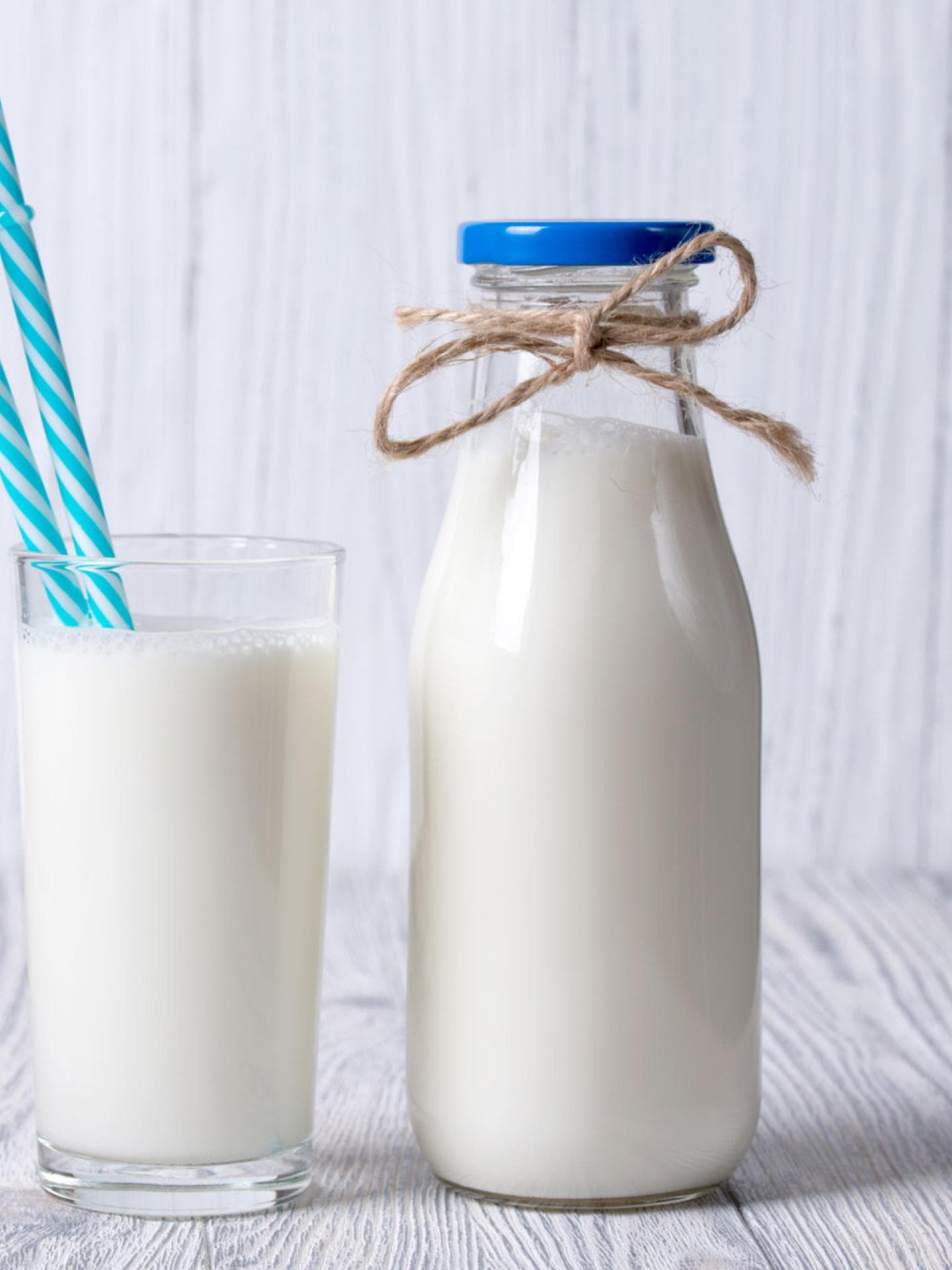 Flasche und Glas mit Milch gefüllt
