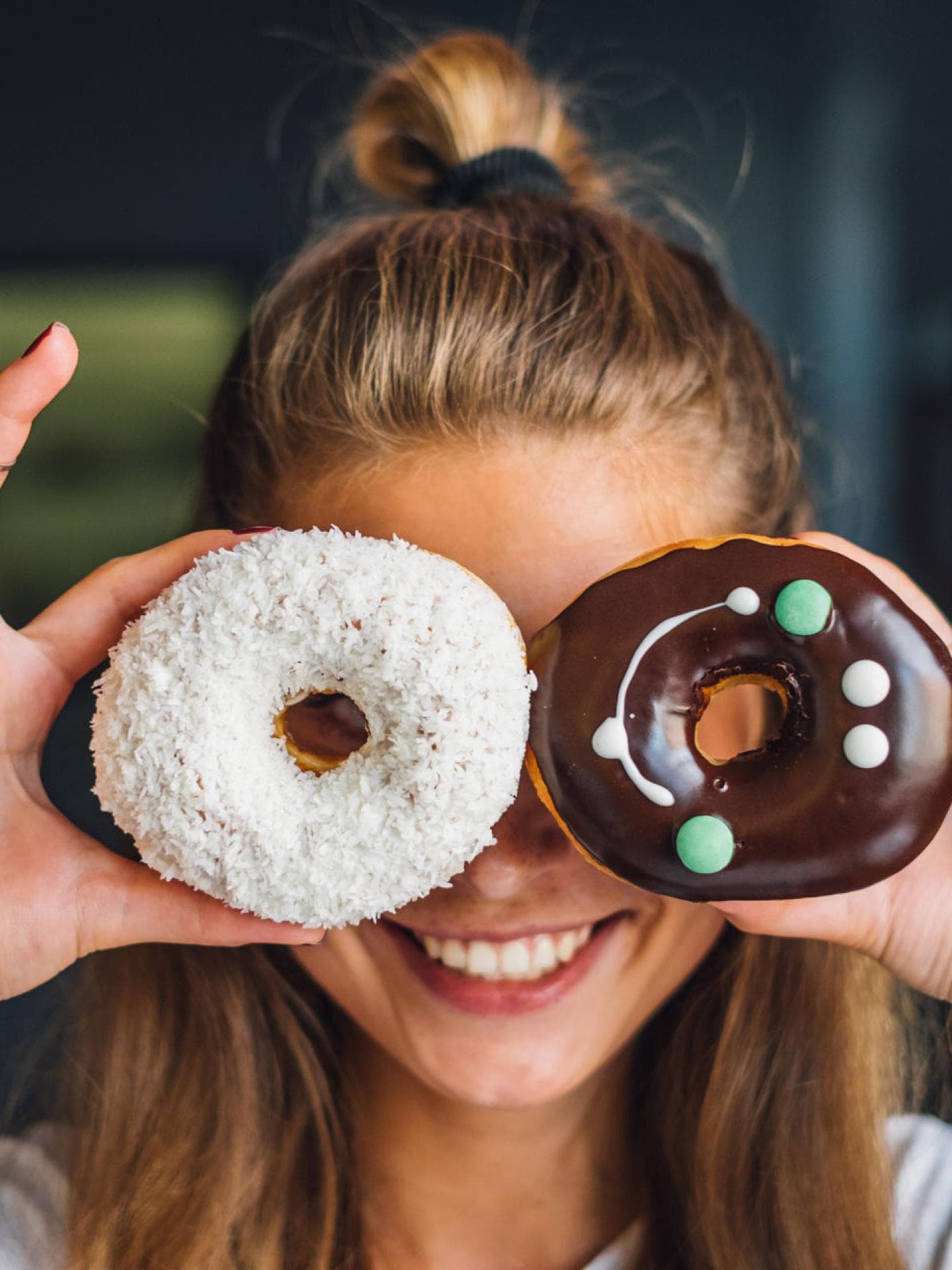 Frau mit zwei Donuts