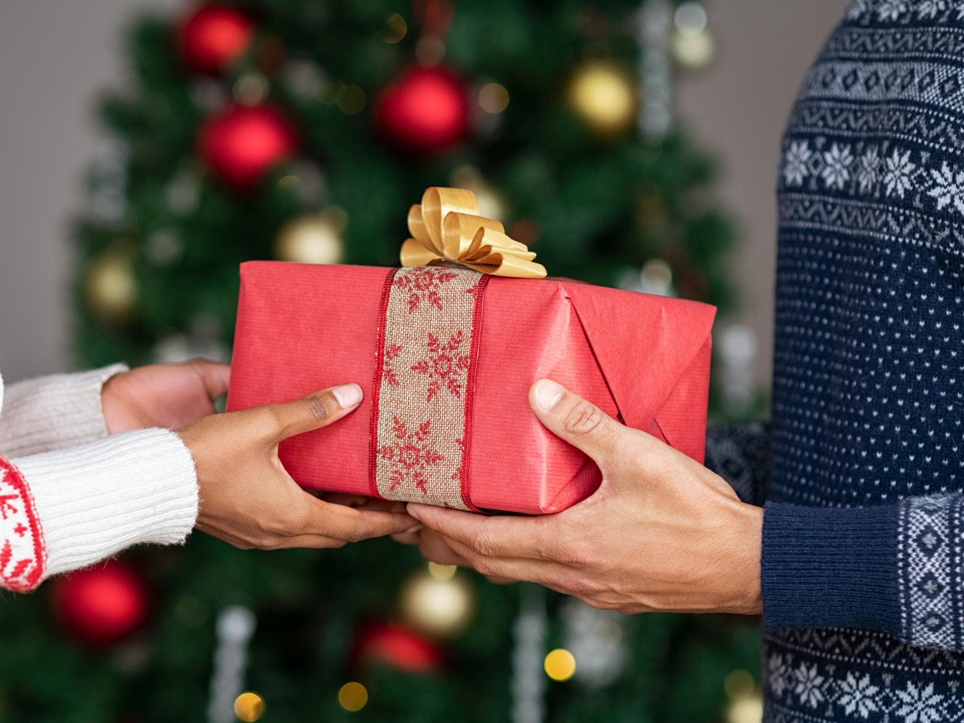 Geschenke überreichen an Weihnachten