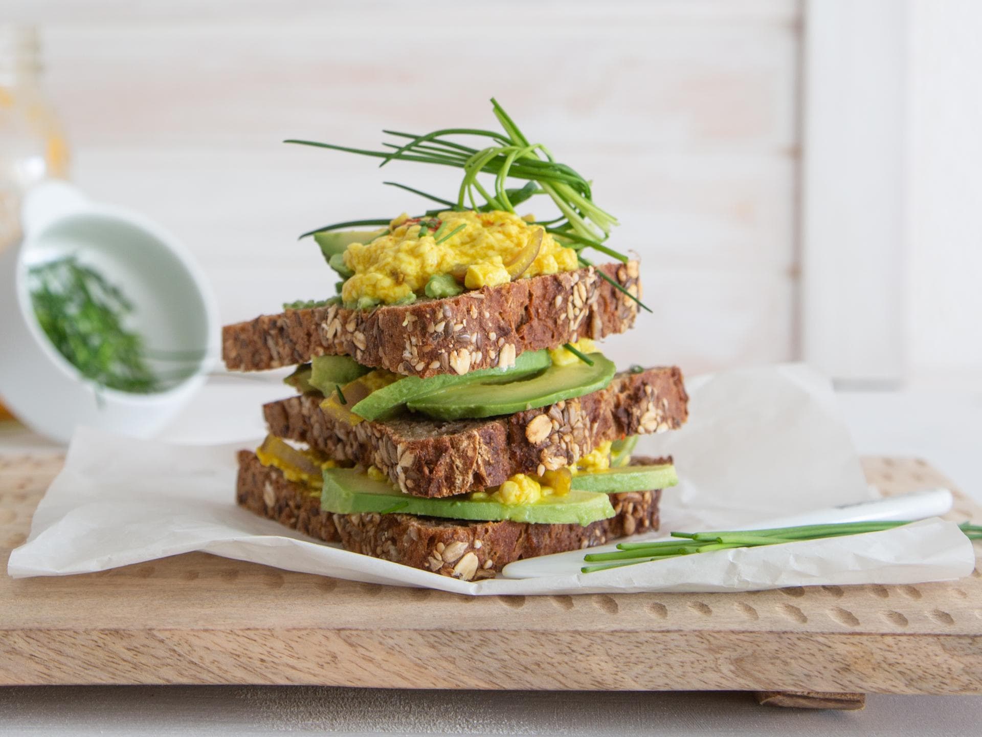Vollkornbrot mit Avocado und Rührei