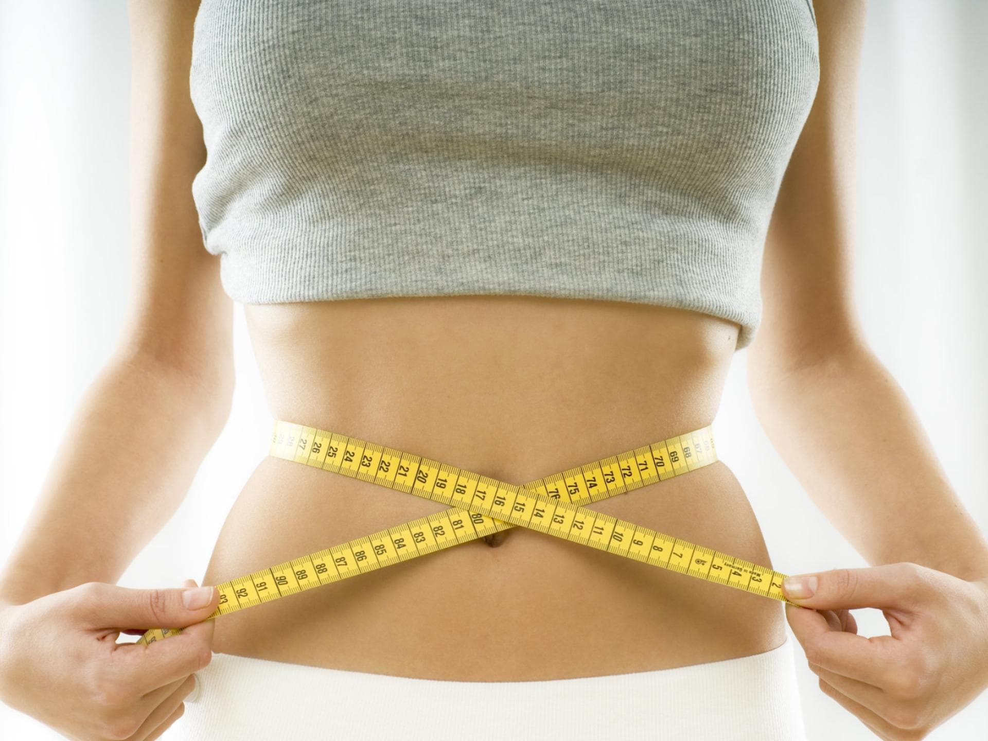 Frau mit Massband um die Taille