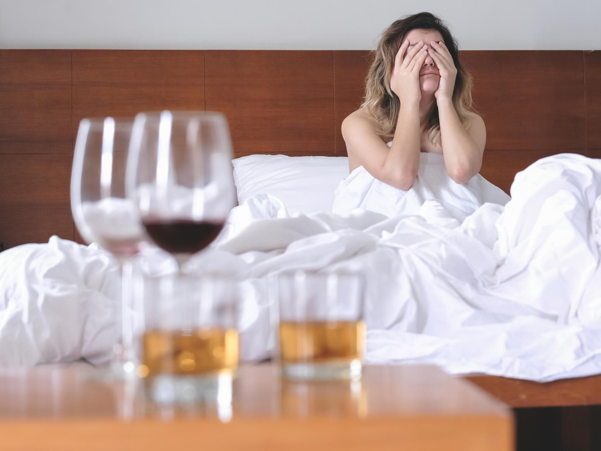 In den Vierzigern zeigen sich die ersten Alkoholschäden im Gesicht.