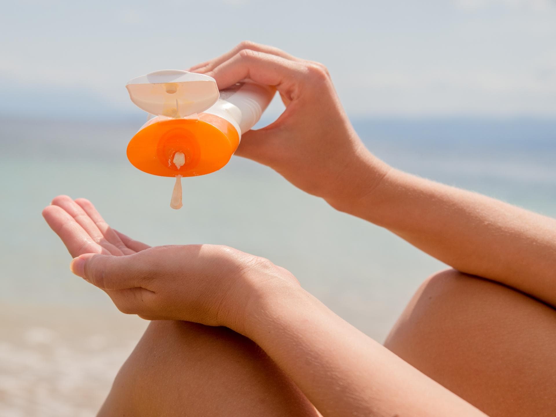 Frau mit Sonnencreme