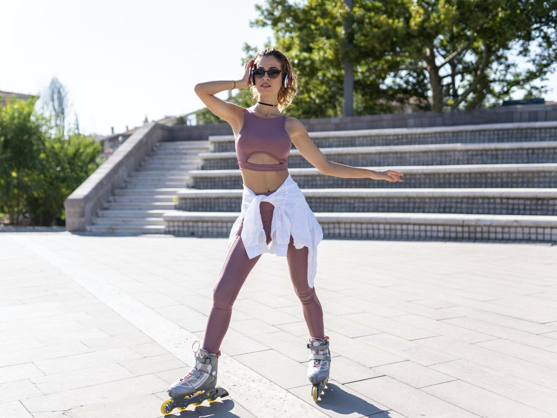 Frau fährt Inlinskates