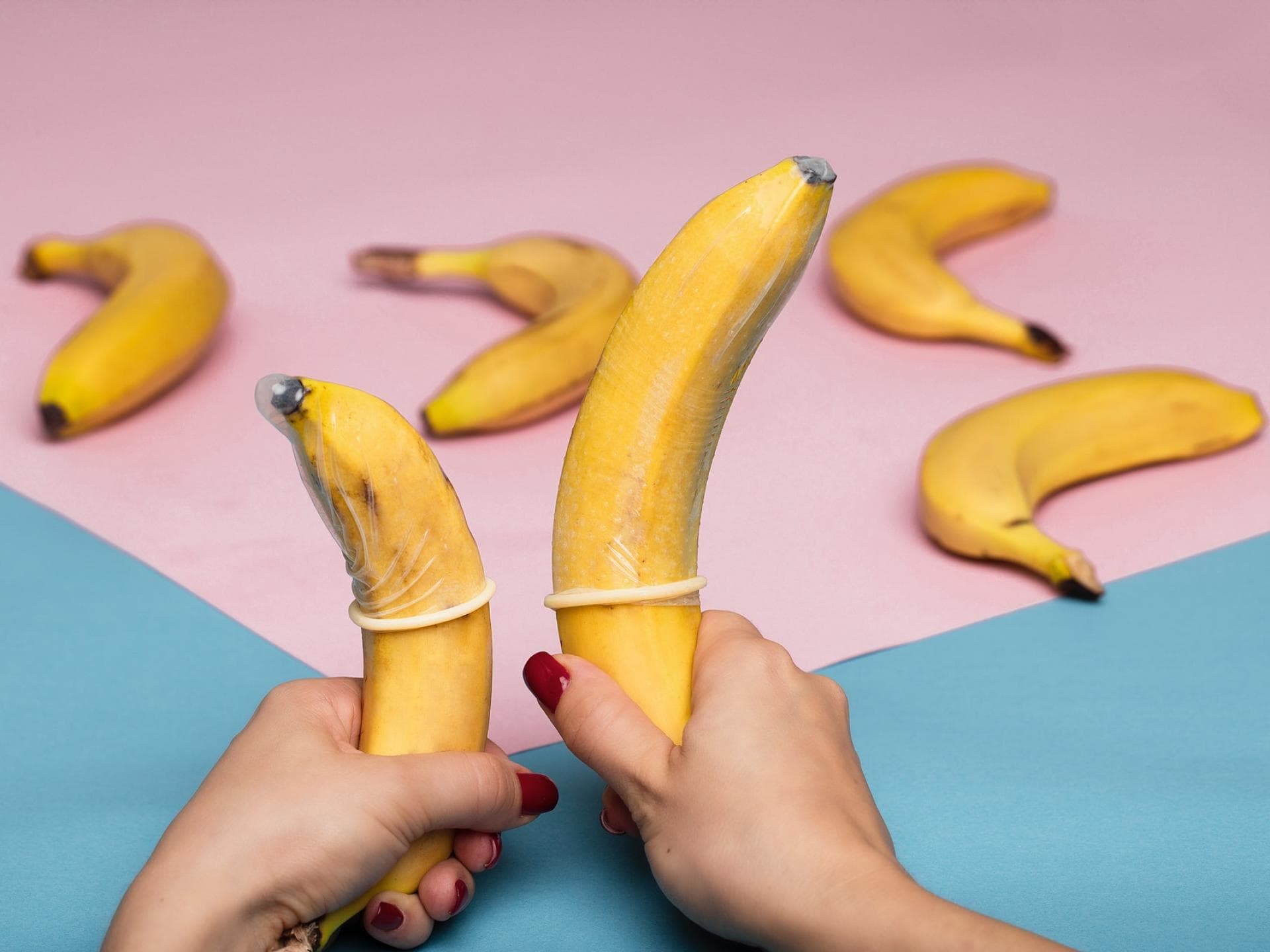 Zwei Bananen mit Kondomen