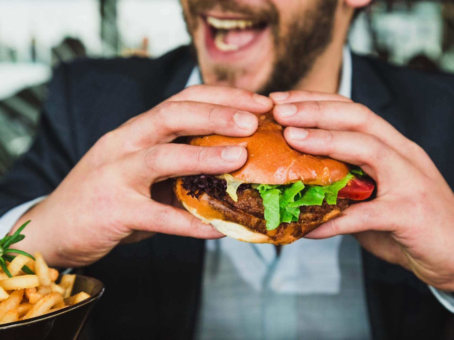 Mann isst Burger