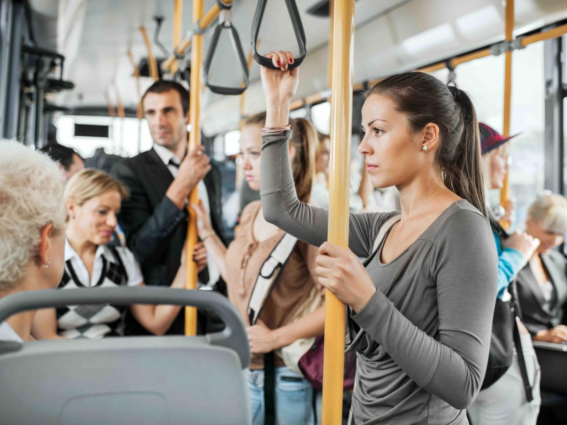 Frau im Bus