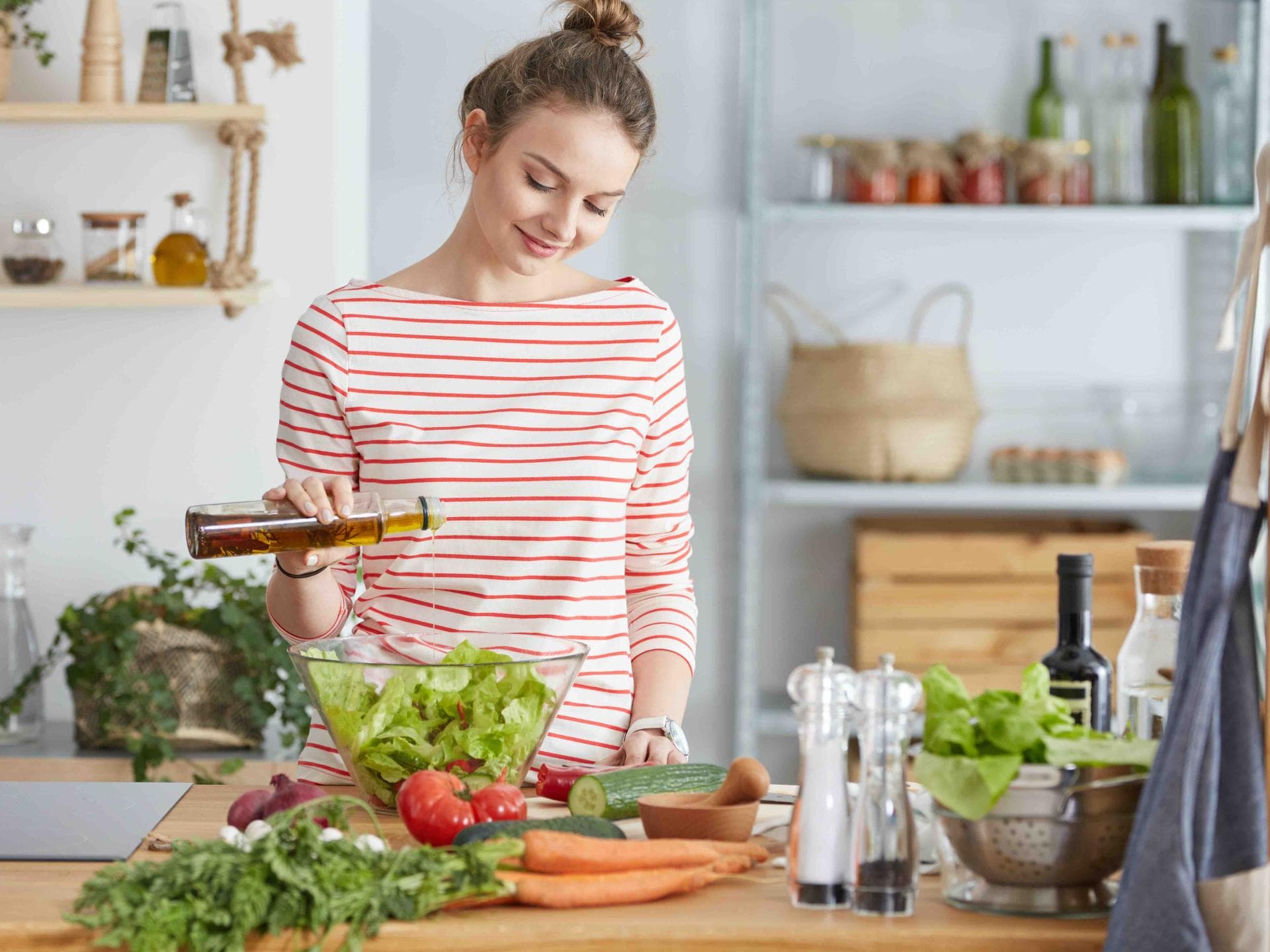 Frau macht Salat