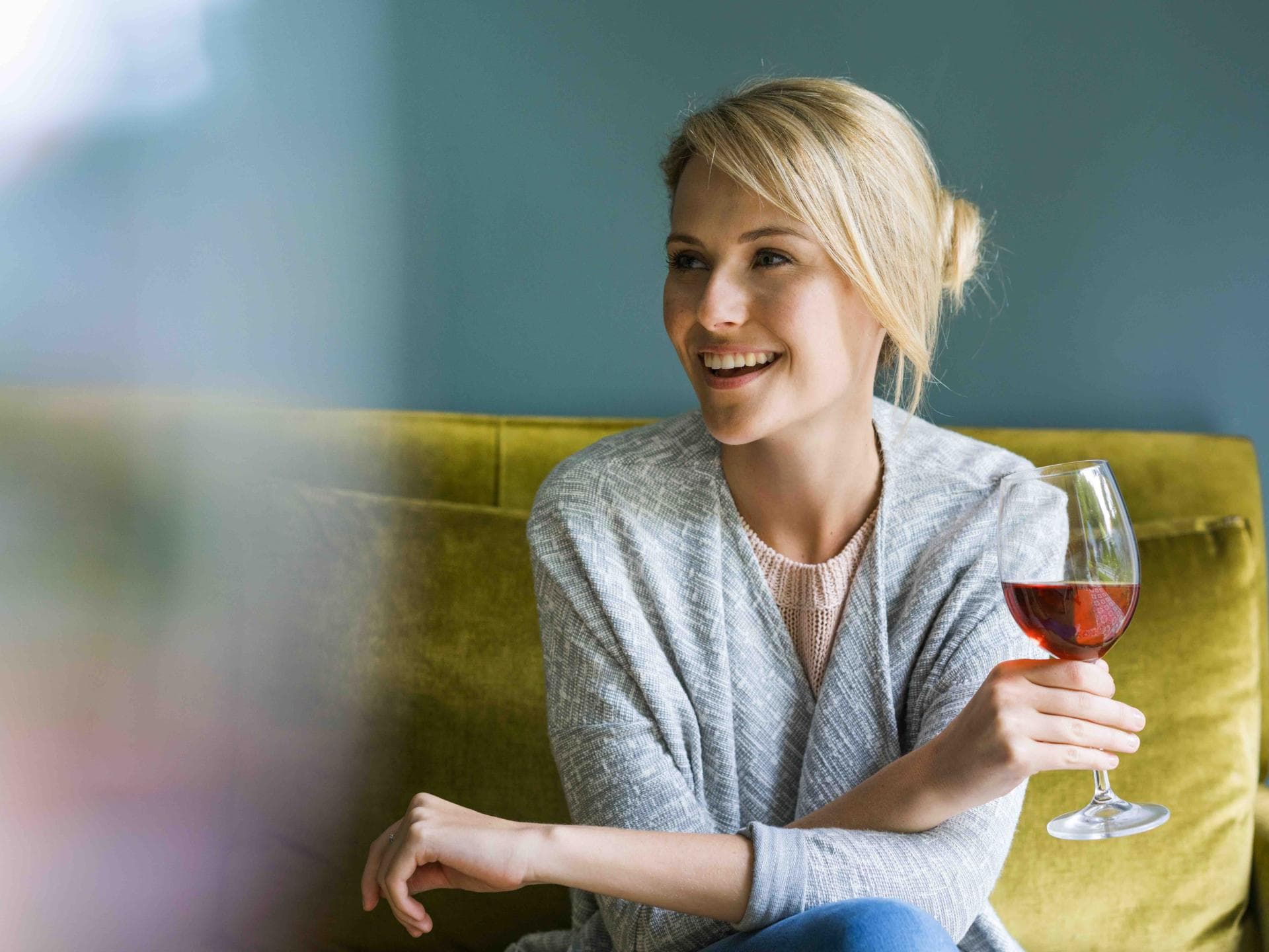 Frau trinkt Rotwein