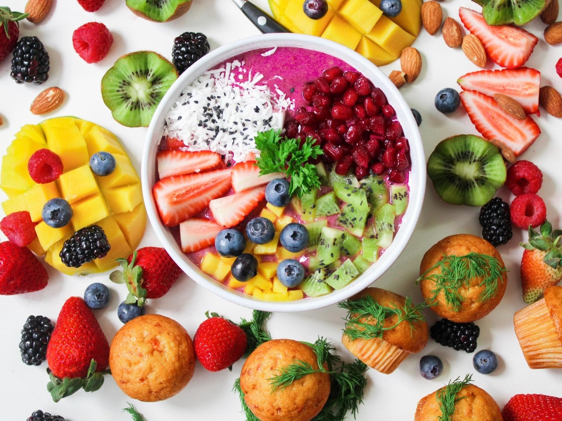 Obstschüssel, Früchte, Muffins und Nüsse