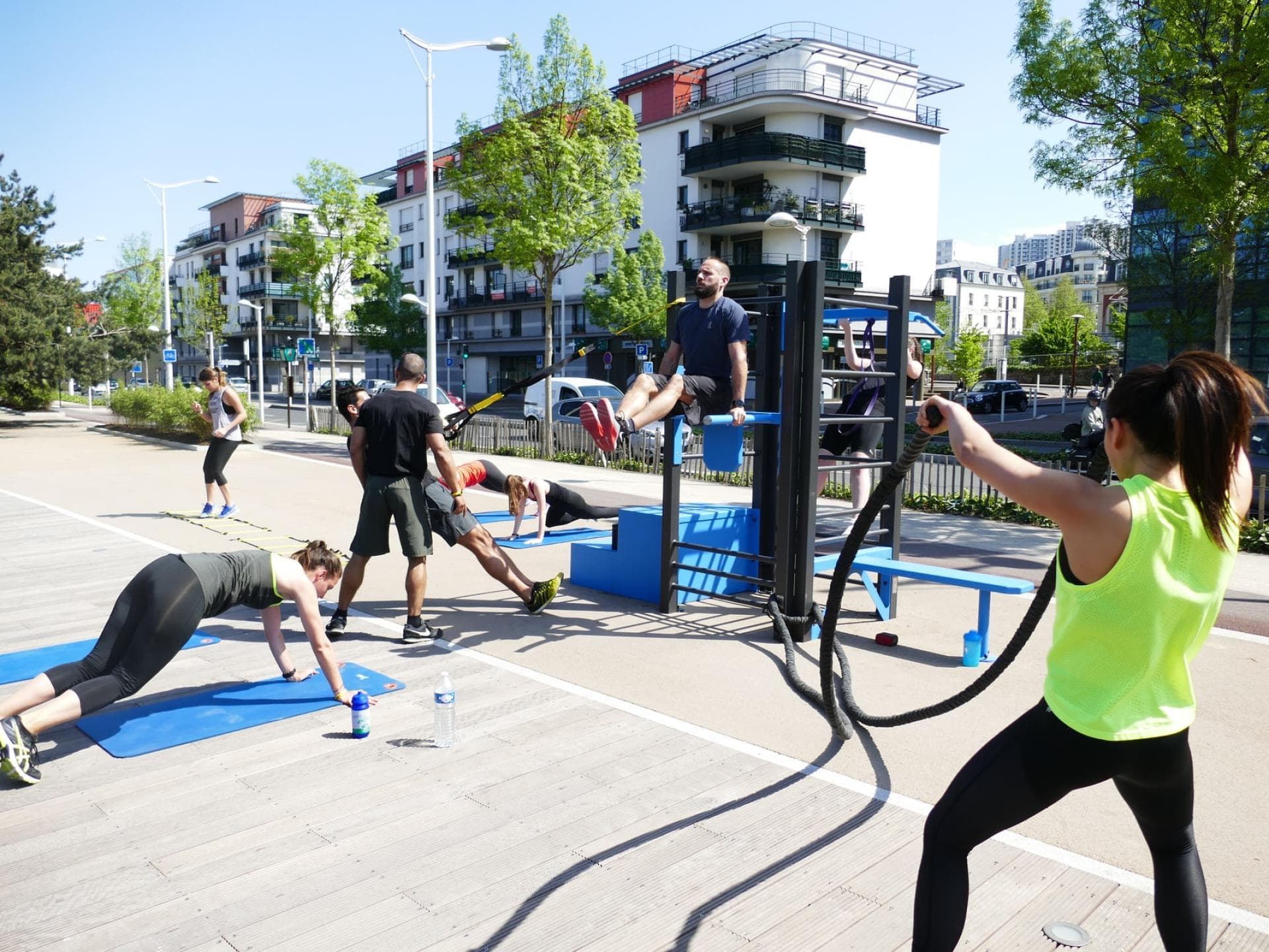 Menschen trainieren draußen mit Fitnessgeräten