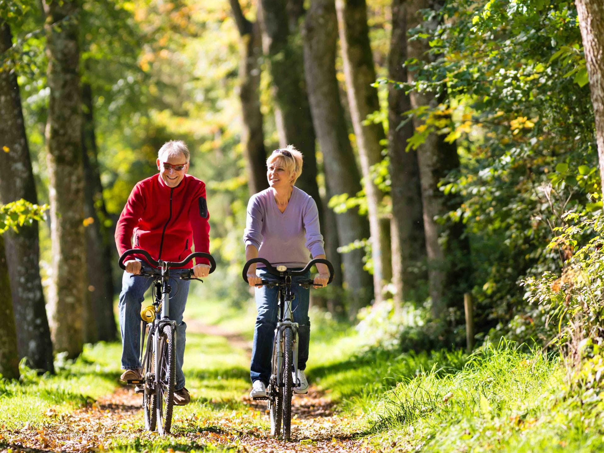 Paar fährt Fahrrad