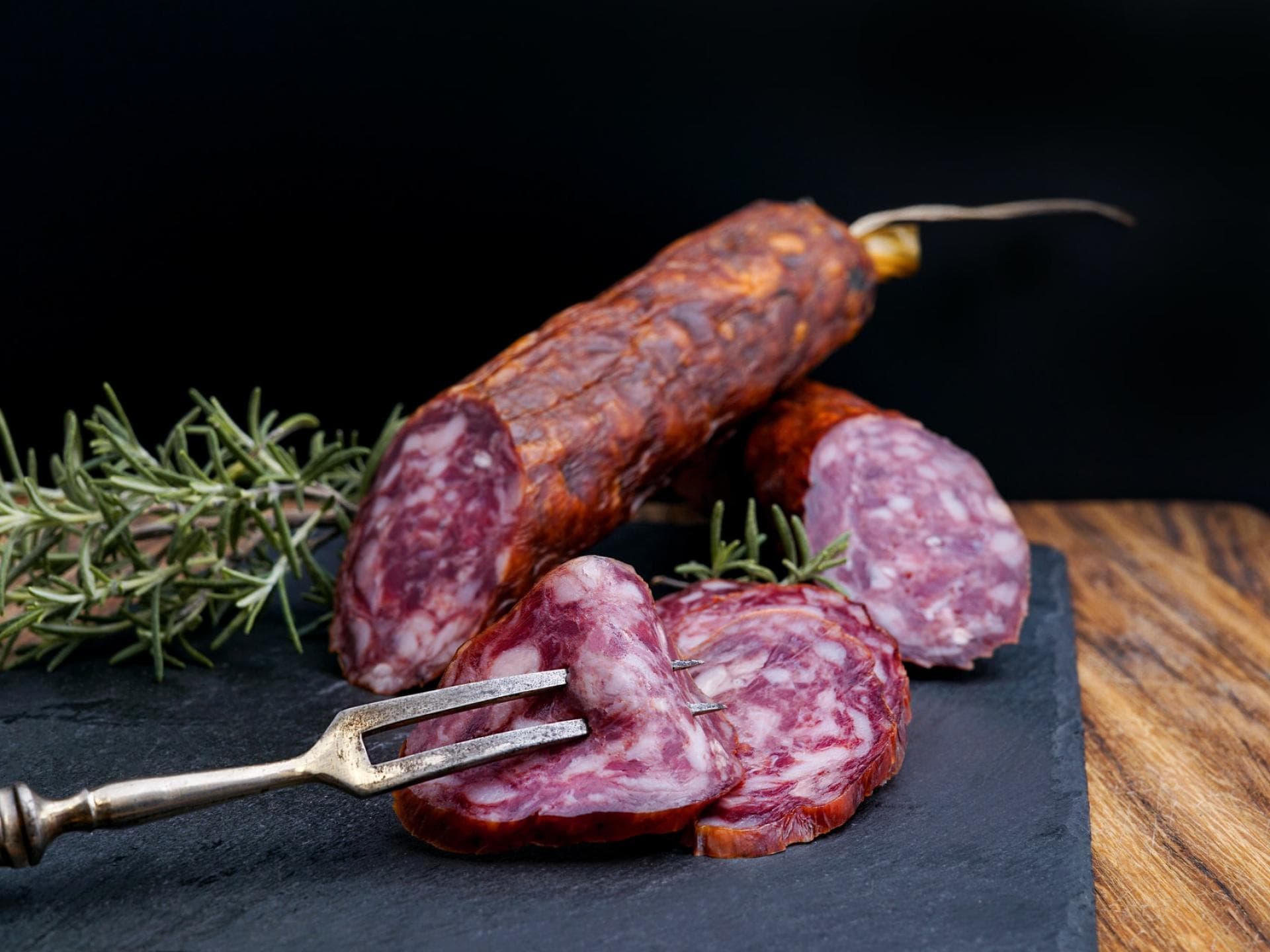 Salami geschnitten und präsentiert