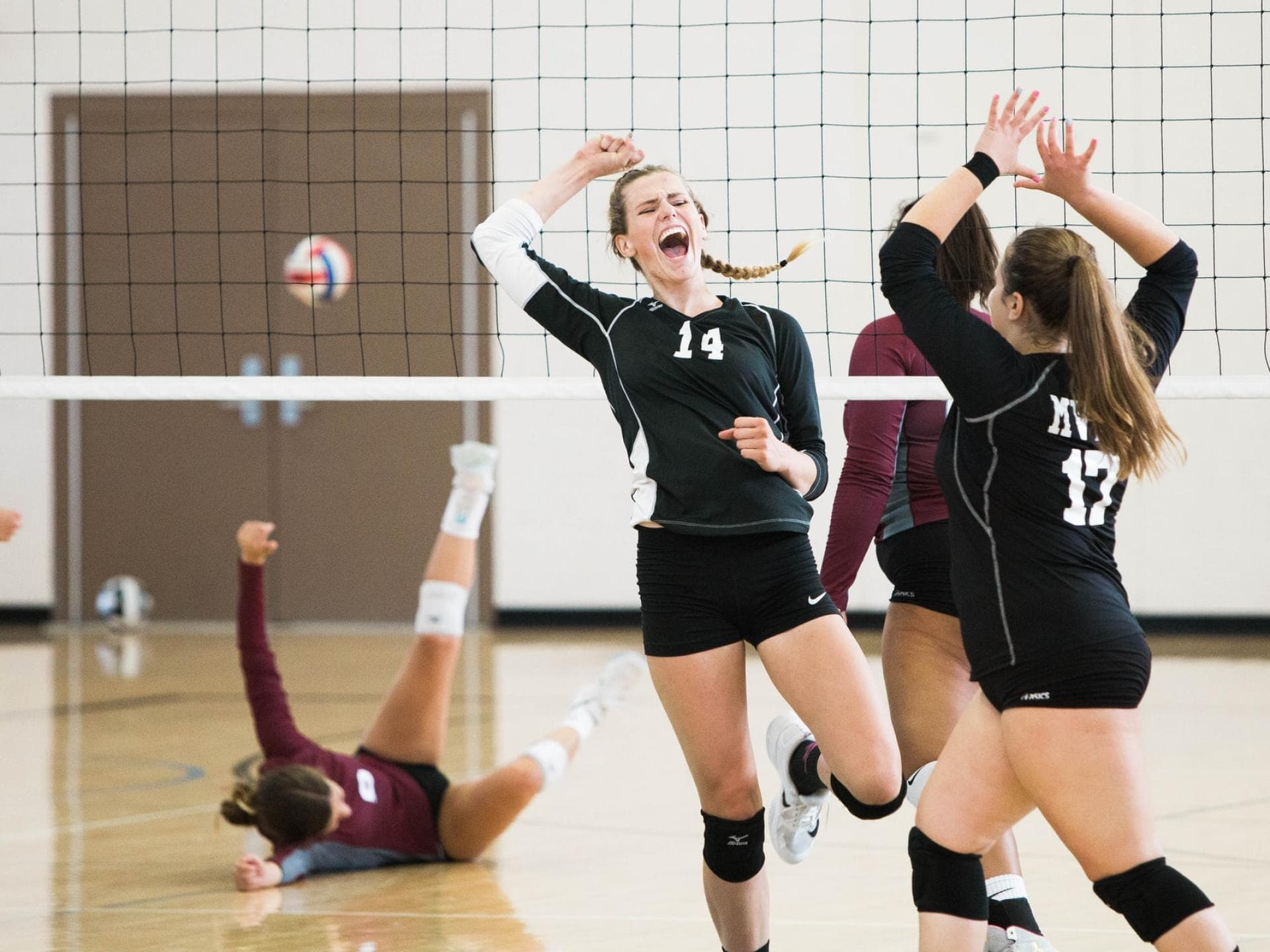 Volleyballerinnen jubeln