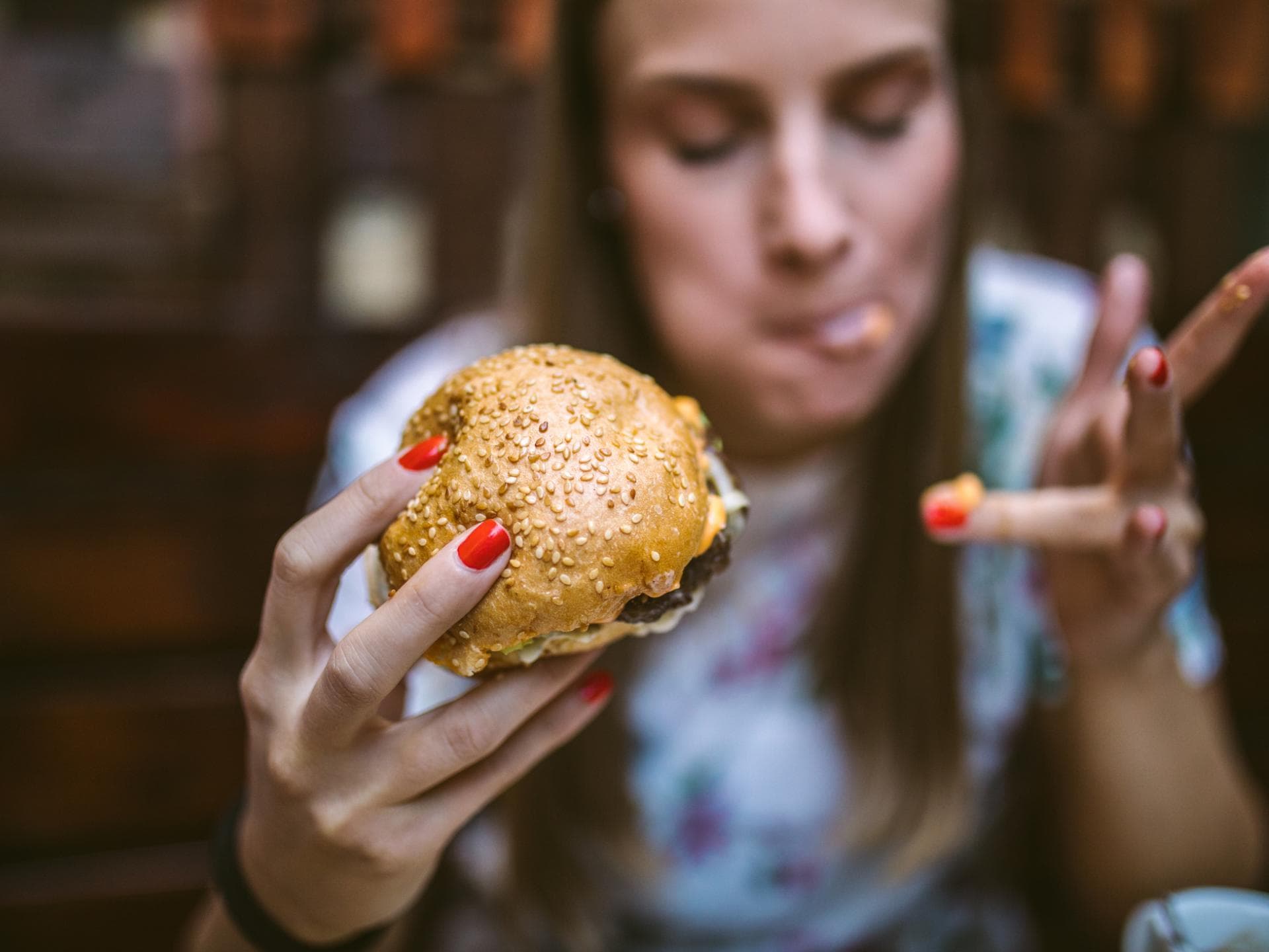Frau isst Burger