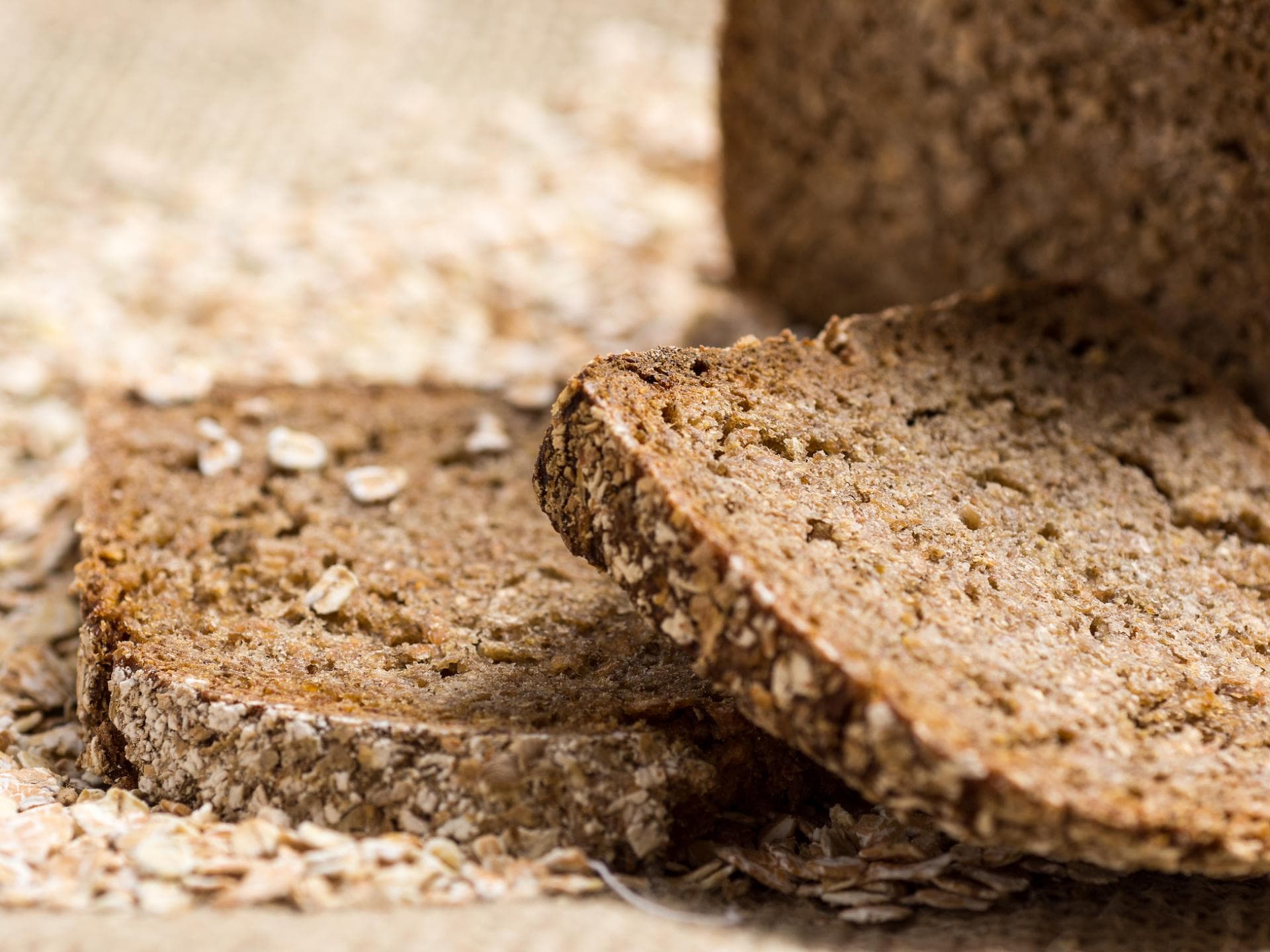 Brotscheiben und Haferflocken