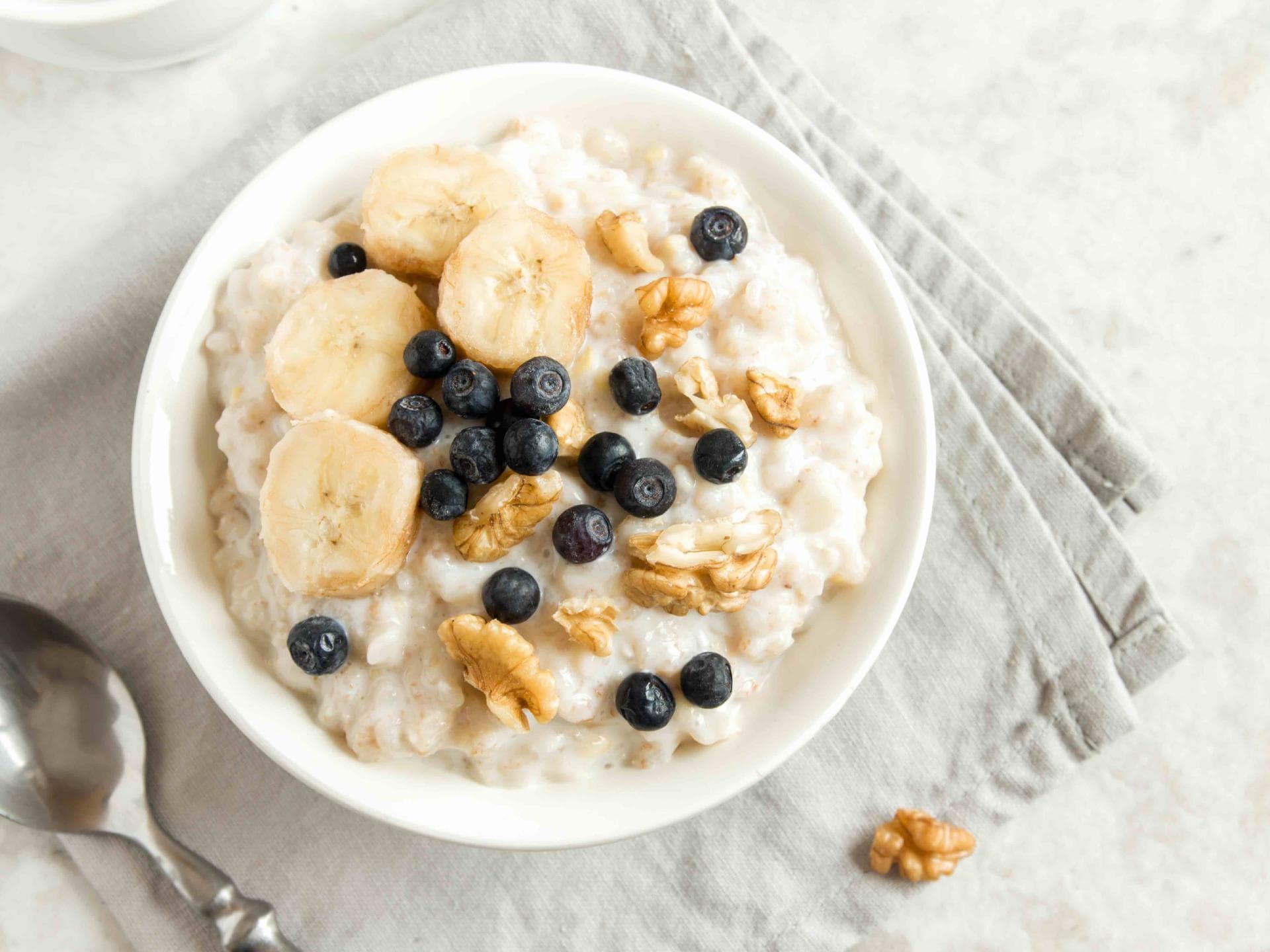 Porridge mit Beeren und Bananen